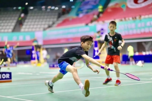 孩子從小打羽毛球有什么好處呢？